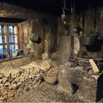 Ancestral guided tour visiting a traditional black kitchen in Slovenia