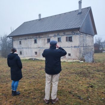 Ancestral guided tour visiting a homestead dating to around 1750